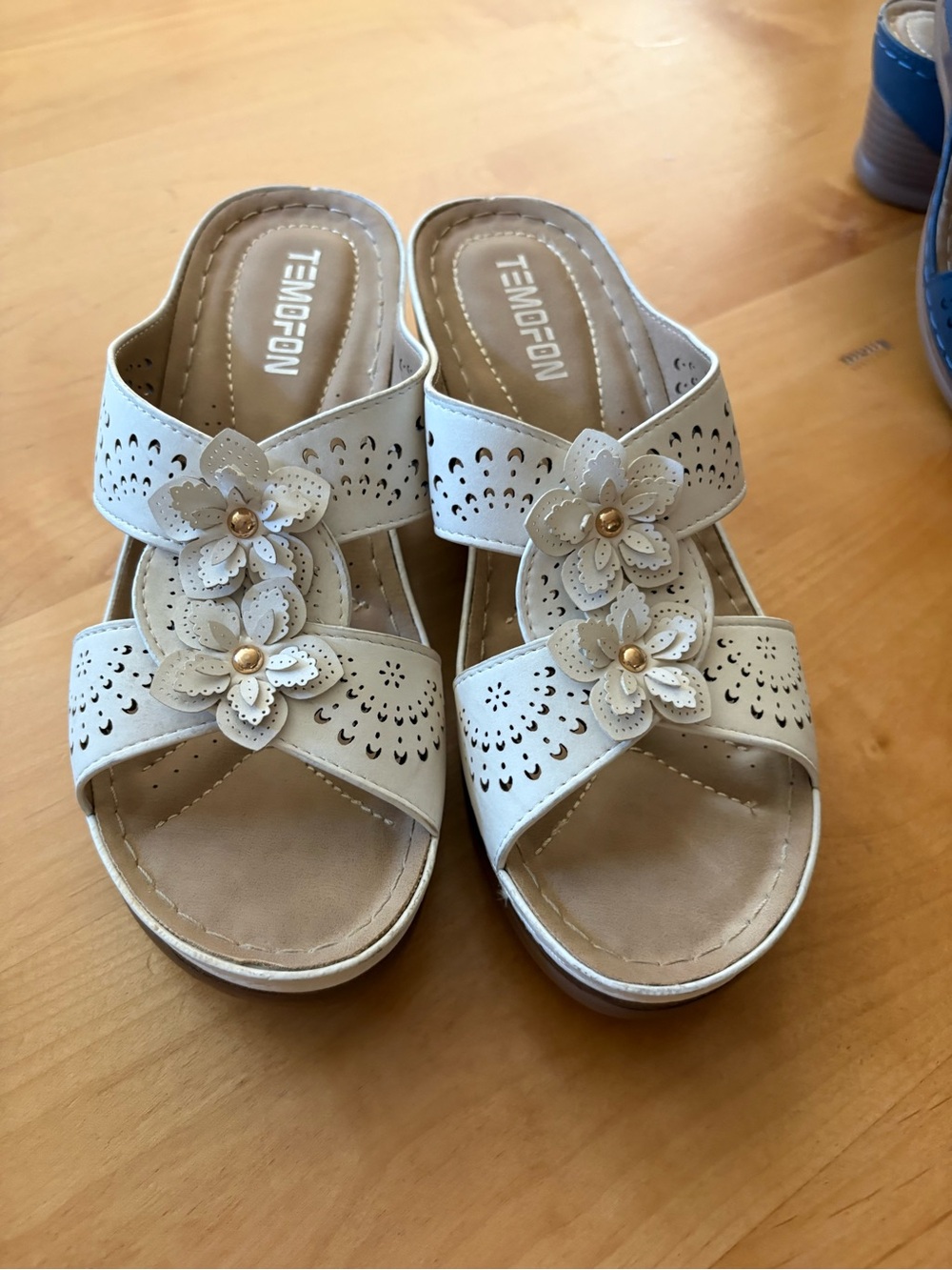 Temofon Women's Floral Slide Sandals — White and Navy - Picture 5 of 7